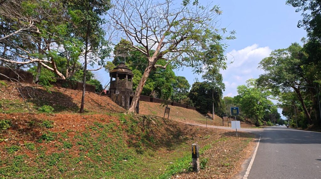 Road leading to Khai Noen Wong Fortress, Chanthaburi