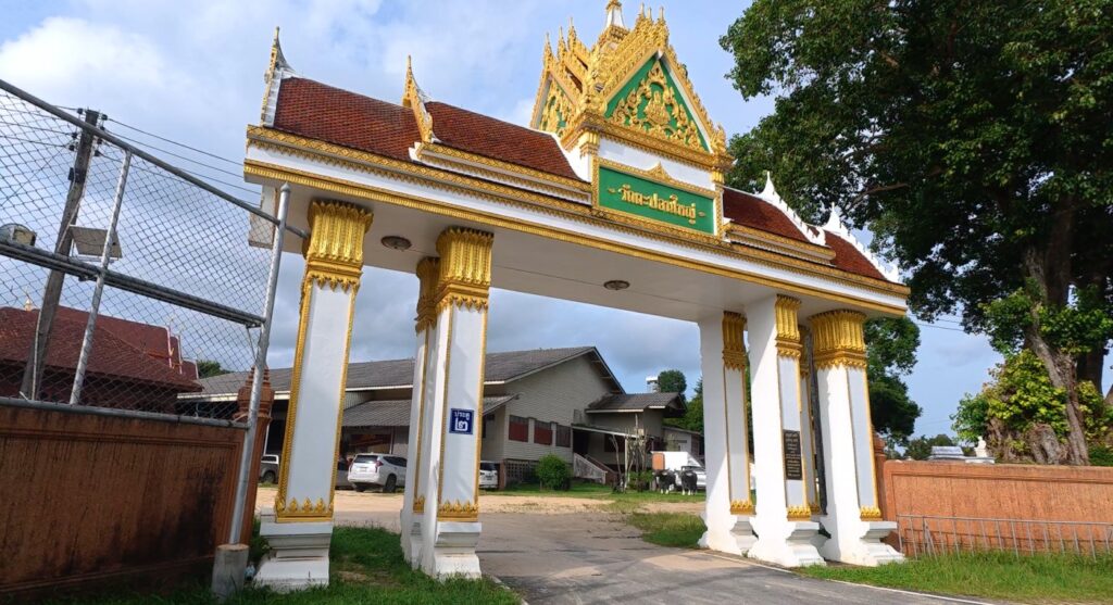 Entrance to Wat Tapon Yai in Khlung, Chanthaburi, Thailand