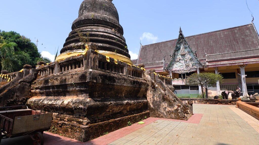 Peaceful grounds of Wat Yothanimit inside Khai Noen Wong Fortress