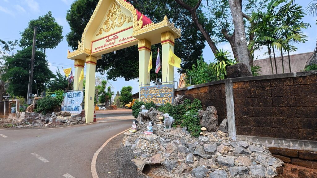 Entrance to Wat Yothanimit inside Khai Noen Wong Fortress