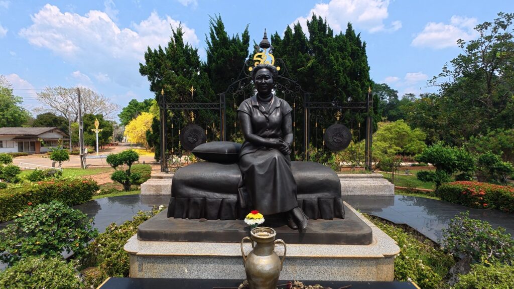 Close-up statue of Queen Rambai Barni at Suan Ban Kaew Palace
