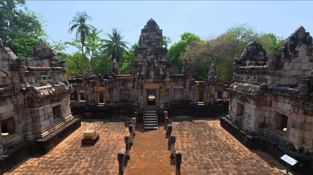 View of Sadok Kok Thom from the upper courtyard
