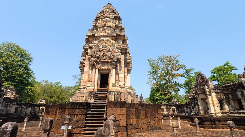 Main tower of Sadok Kok Thom viewed from the courtyard