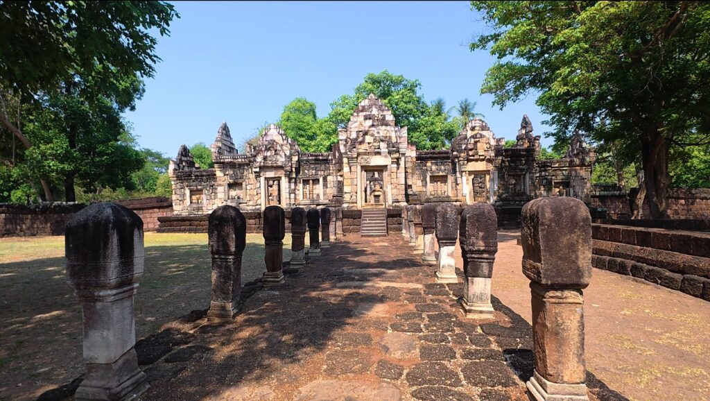 First view of Sadok Kok Thom through the ancient causeway
