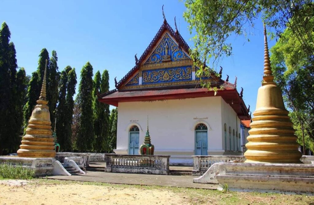 Golden chedi at Wat Yai Phliu