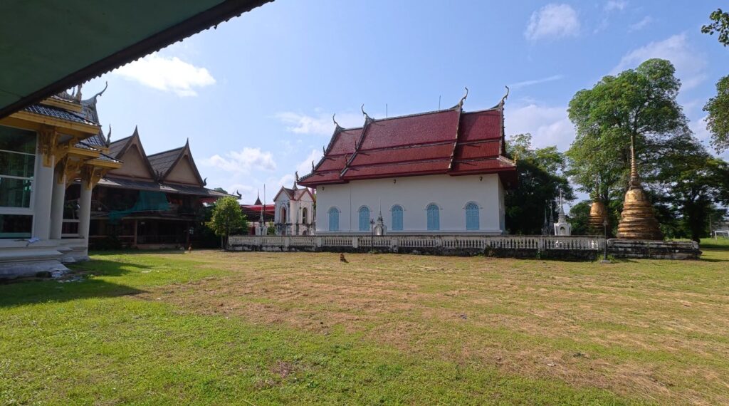 Entrance view of Wat Yai Phliu