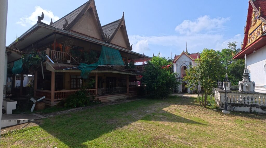 Traditional monks' residence at Wat Yai Phliu