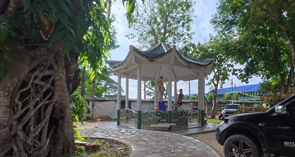 Xuanzang and Sun Wukong statues at Wat Tapon Yai