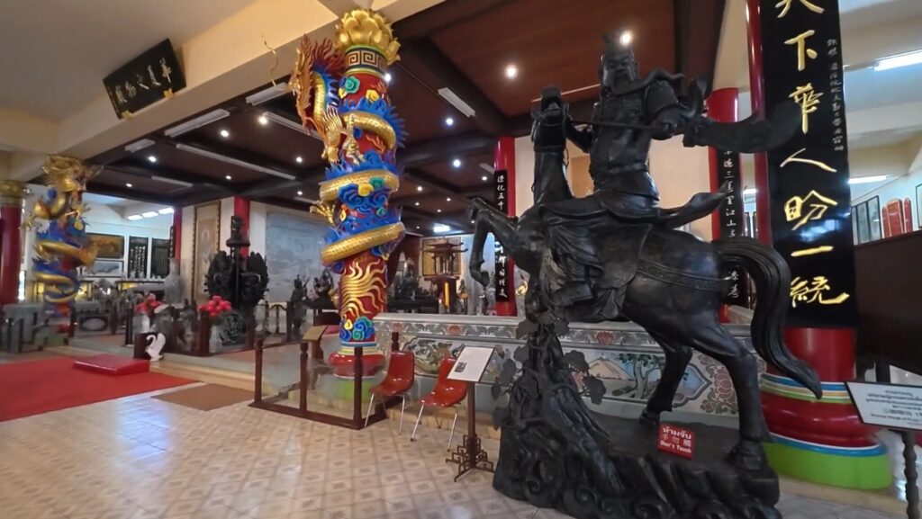 Chinese monks and historical figures displayed at Viharn Sien