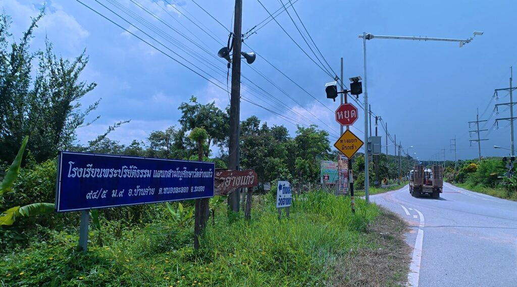 Road beside the correctional facility leading toward Wat Ang Kaeo in Thailand