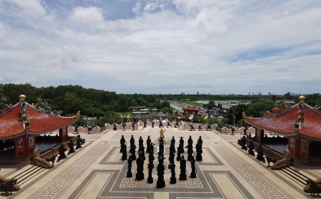 View across the Chinese-style buildings of Viharn Sien