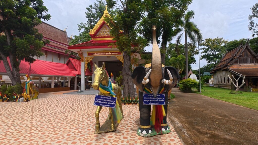 King Taksin shrine at Wat Ratchabanlang Praditthawararam