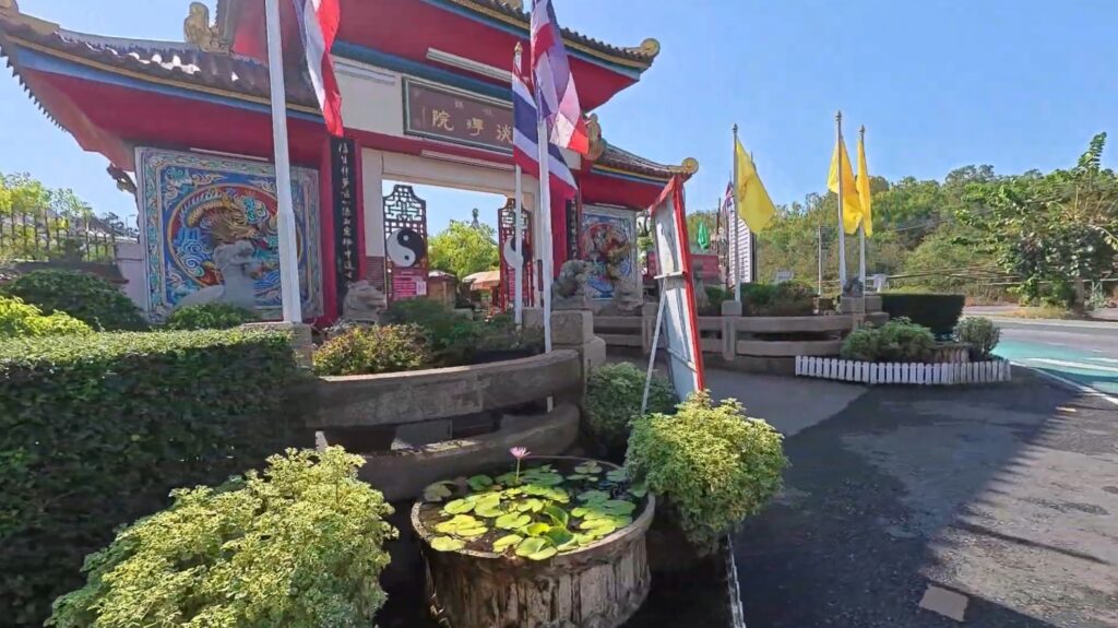 Chinese-style entrance gate at Viharn Sien near Pattaya
