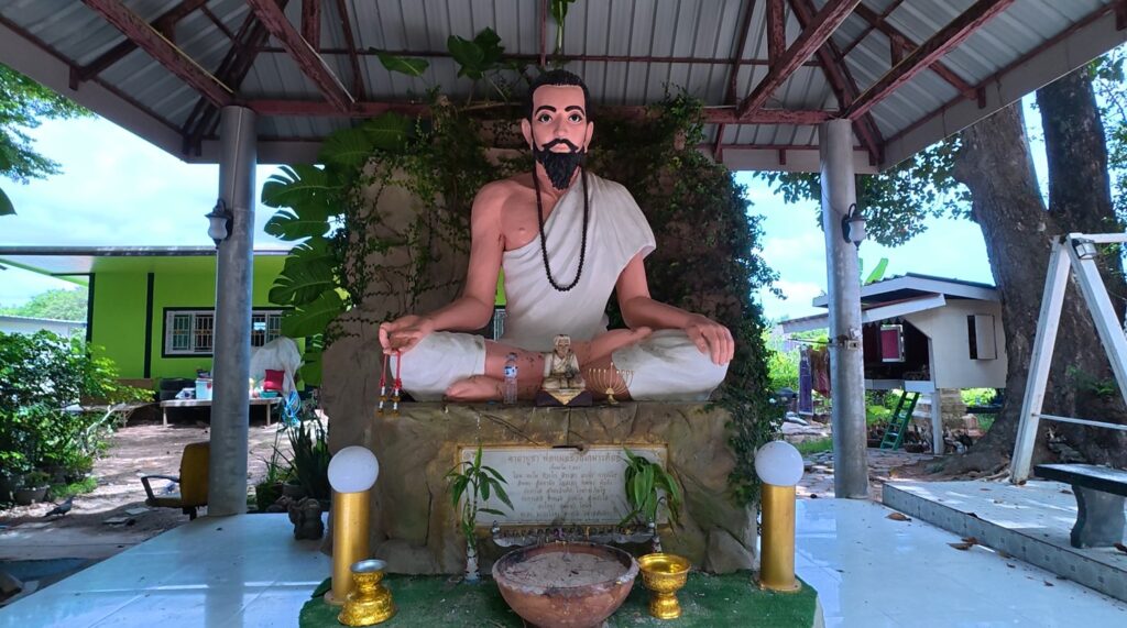 Large Ruesi hermit sage statue at Anan Burapharam sanctuary
