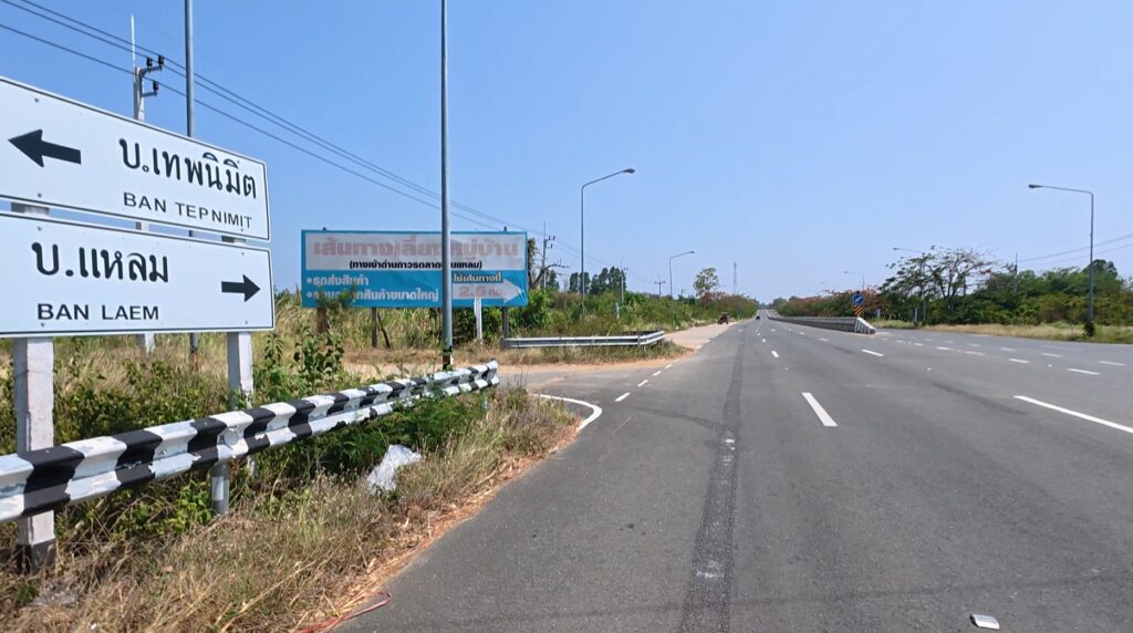 Checkpoint at the entrance to Ban Laem Border Market