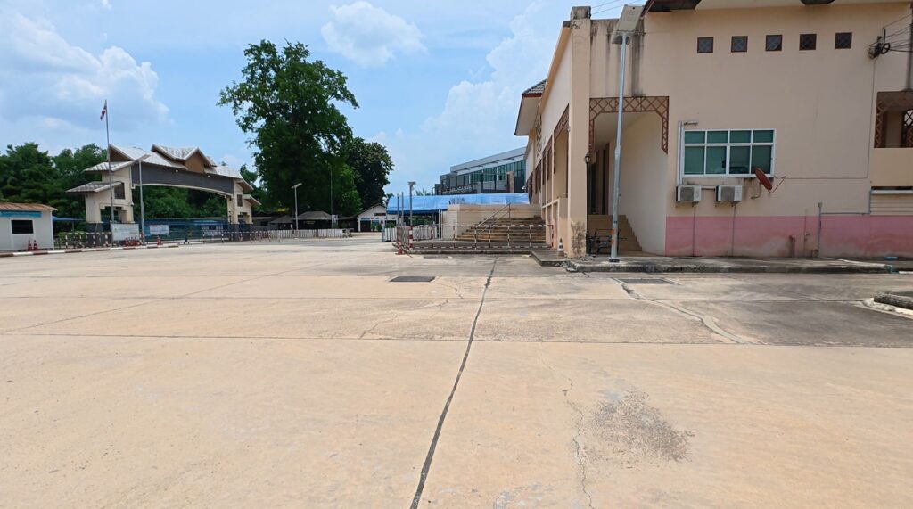 Closed shops near Ban Pakkad Border Checkpoint in Chanthaburi