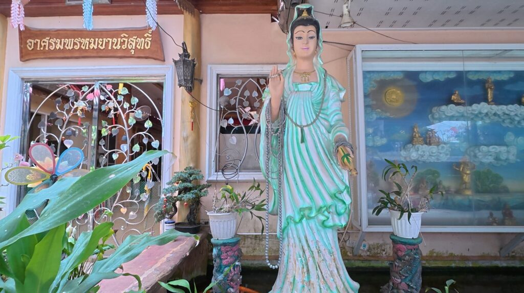 Guanyin statue in flowing robes at Anan Burapharam sanctuary