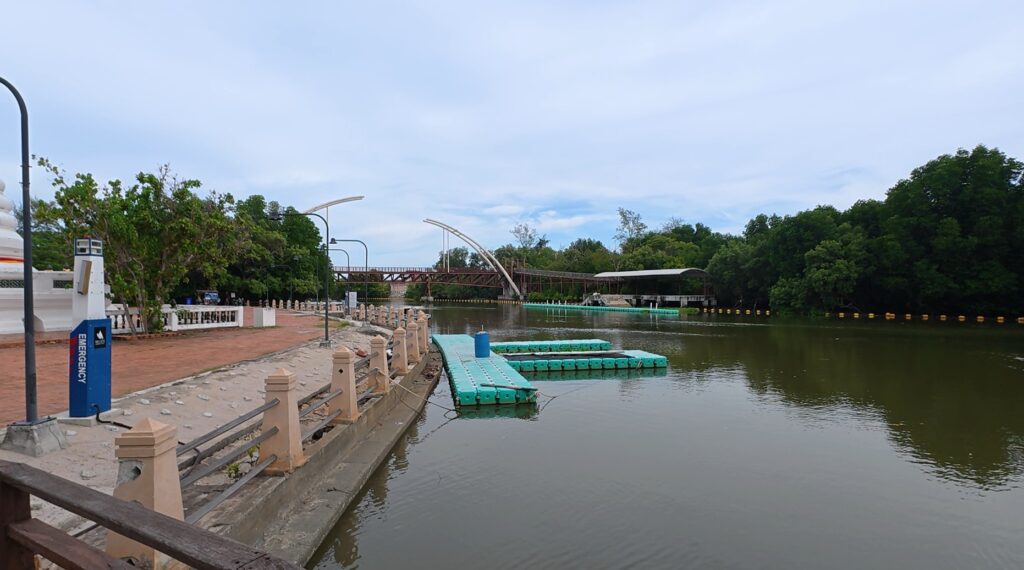 Quiet waterway near the mouth of the Rayong River
8번