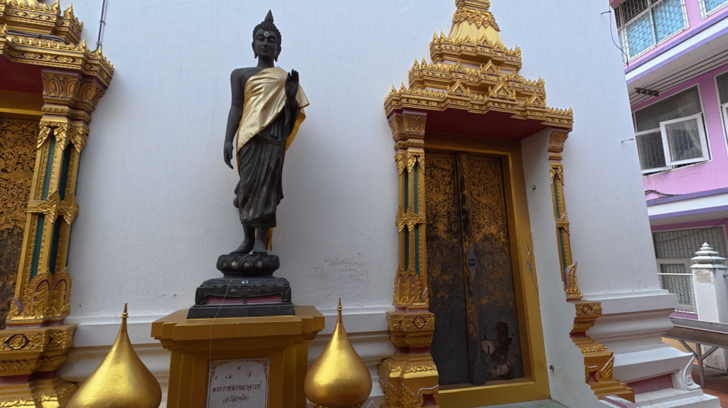 Standing Buddha with a raised hand at Wat Yai Intharam