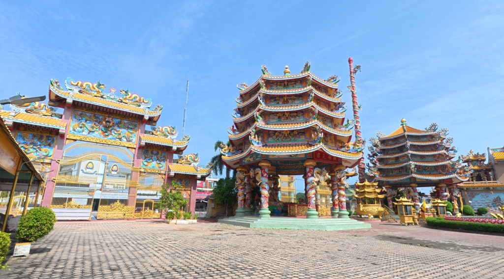Main courtyard and Chinese gateway of Na Jasa Tai Chue Shrine