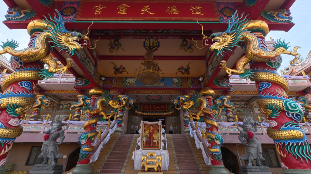 Dragon columns at the entrance of Na Jasa Tai Chue Shrine